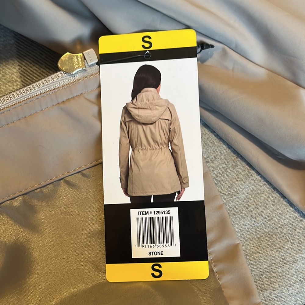 Adorable looking little Rain Coat, perfect for rainy days - Picture 7 of 8